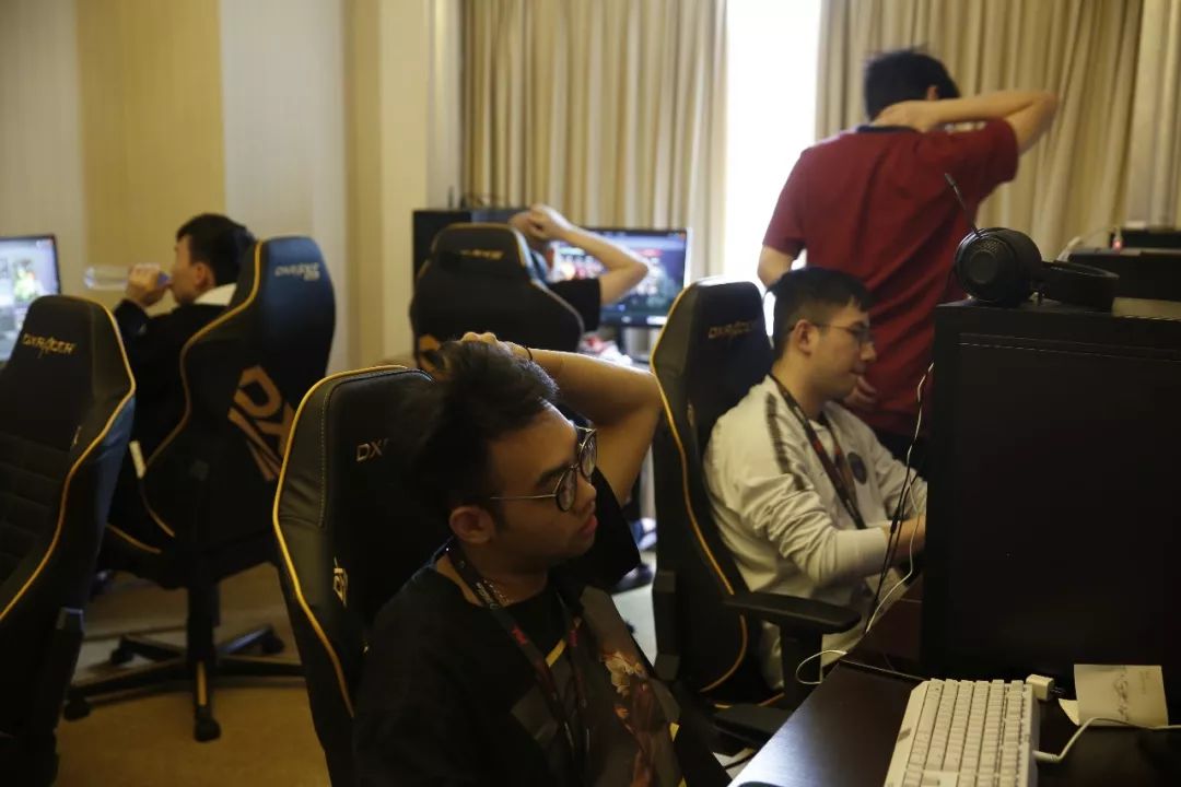 Astralis 在 PGL Astana 2025 的半决赛中以 2：1 自信地击败了 aurora 。